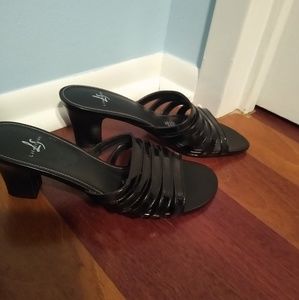 NWOT LifeStride black mules/slides